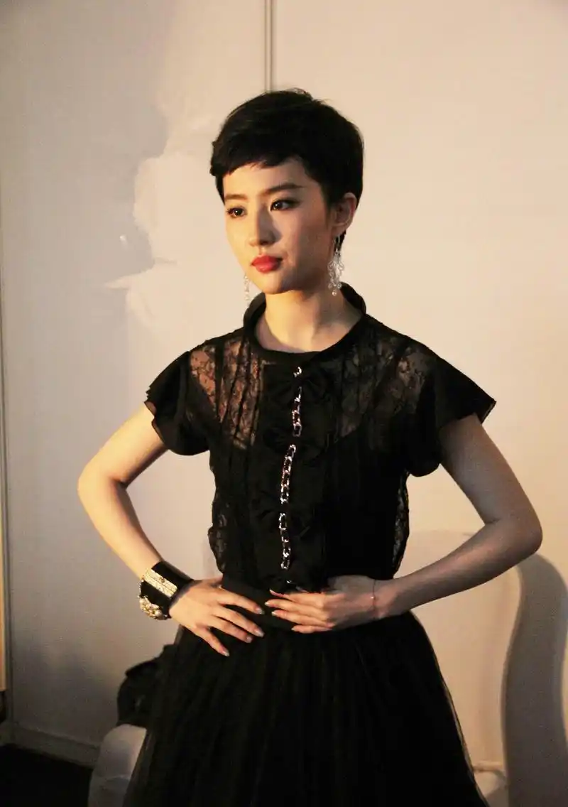 短发不是每个人都能驾驭,即使颜值很高的刘亦菲,剪短发也会显老