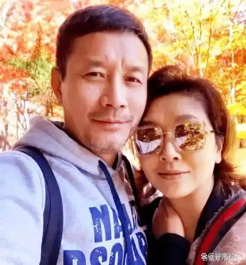 新男友名叫田小洁,比江珊小3岁,是她的中戏校友,两人在一次聚会上相识