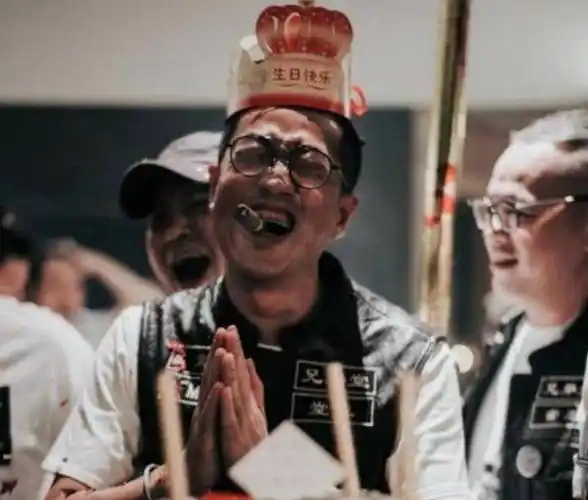 "兄弟堂"堂主真容被扒,戴眼镜吃雪茄,创始人曾与林生斌喝酒_越野车