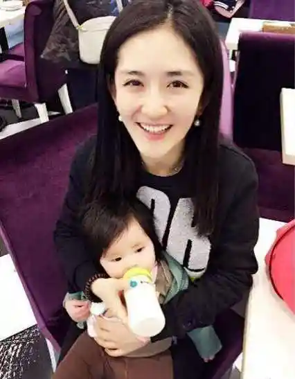 在今年六一儿童节的时候,谢娜和张杰还晒出了一家四口逛公园的照片