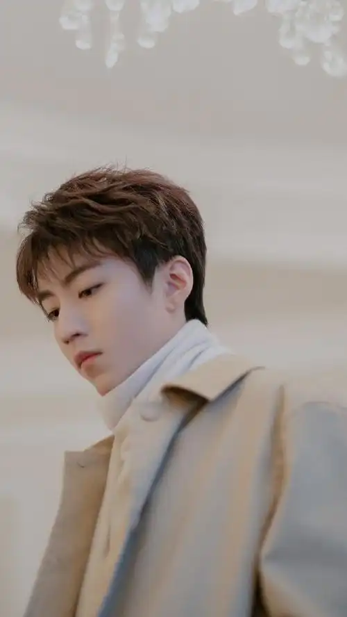 王俊凯侧拍#感受下王俊凯侧颜杀～完美的侧脸 精致的轮廓太优越了