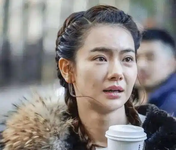 戚薇素颜照曝光,眼袋厚重法令纹深,网友:李承炫看了都要后悔_明星_普