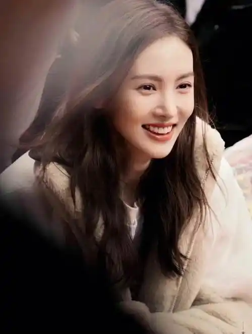 【一点资讯】33岁金晨庆《孤注一掷》票房超15亿!晒火辣写真照,身材一