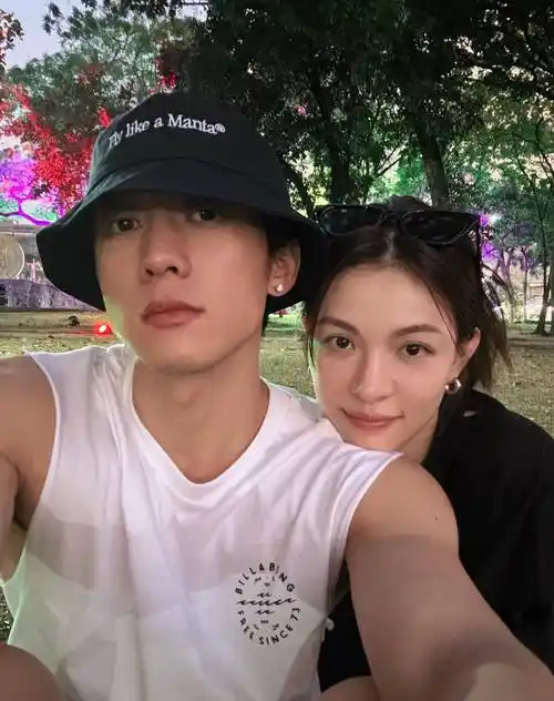 钟楚曦侯雯元疯狂秀恩爱,网友辣评:内娱体脂率最低的一对情侣_娱乐