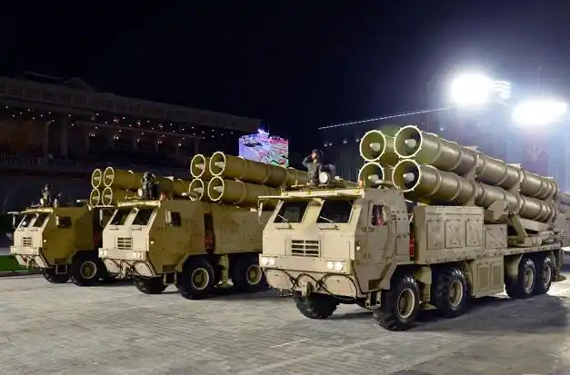 朝鲜深夜阅兵,多款硬核装备亮相(上):新坦克和600毫米火箭炮