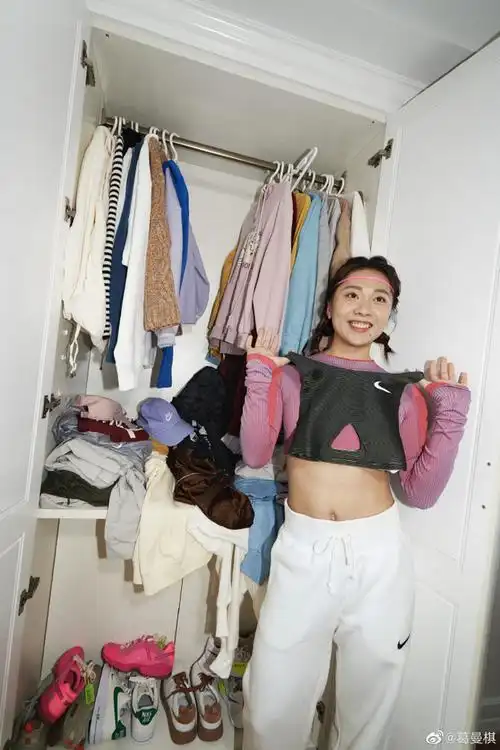 葛曼棋以前肚脐处的梅花鹿纹身,已经彻底清理干净了.