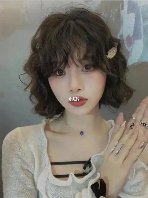 圆脸妹子短发烫发 法式羊毛卷真的俏皮可爱!