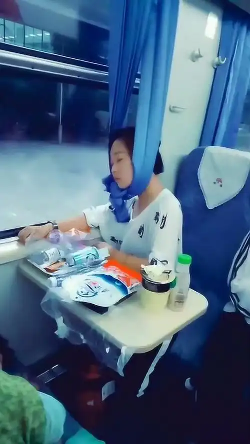 这位小姐姐火了,小姐姐睡觉的睡姿太奇葩,简直不要太销魂