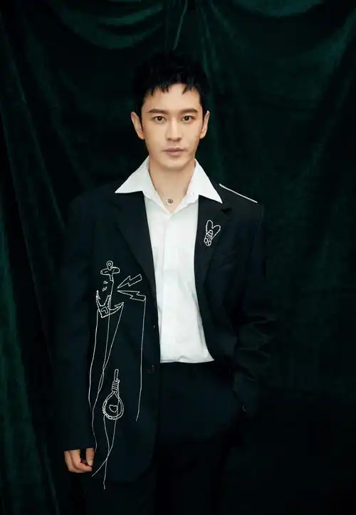 黄晓明黑色钉珠西装帅气写真