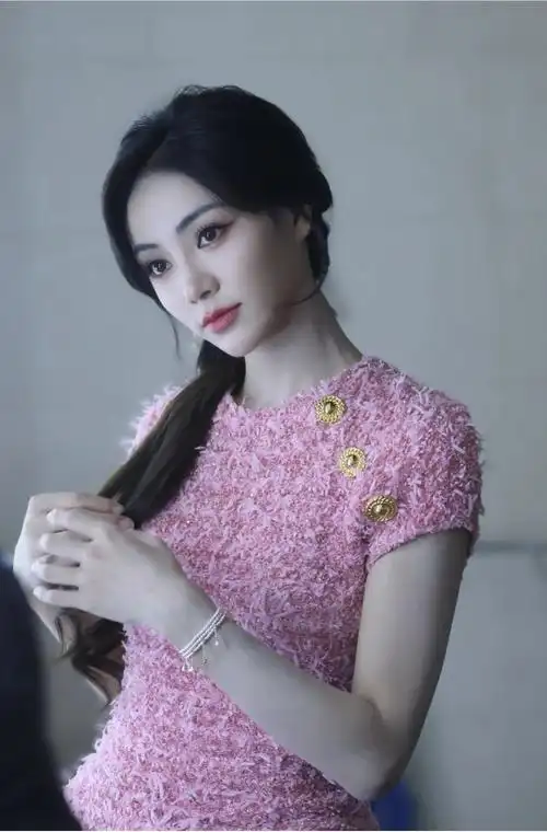 谢可寅**粉色小香风针织连衣裙轻奢设计感漂亮修身时髦裙… - 17网