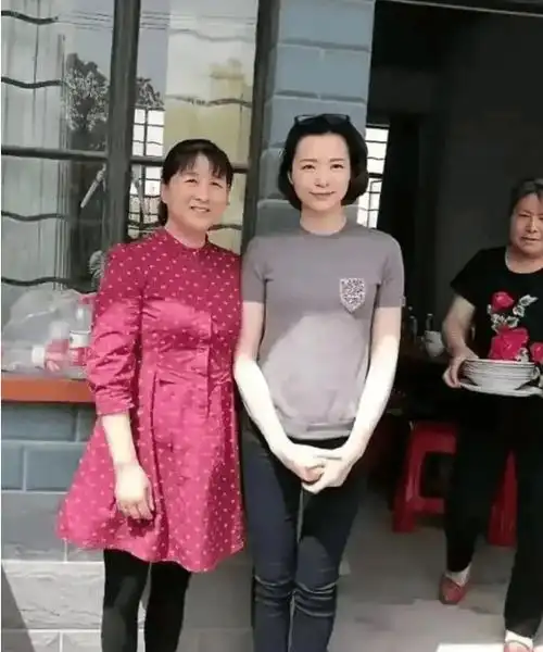 董卿消失7年生二胎办酒席?现状曝光,打扮朴素低调