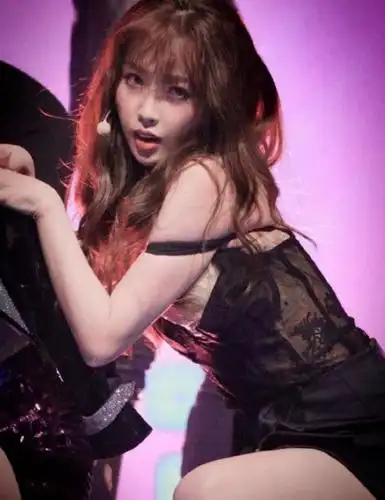 虞书欣跳舞时肩带滑落,有谁注意她下意识的救场动作,尽显高情商