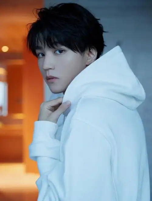 王俊凯最新写真双眸明亮,帅气有型新的一周和王俊凯一起追寻每一个