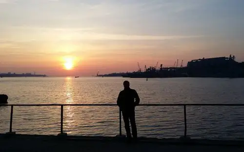 一个人在海边看日落