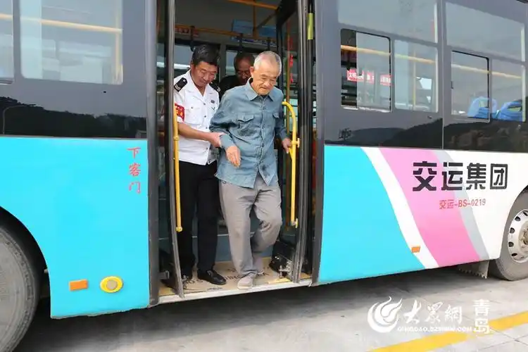 青岛公交驾驶员自制《敬老守则》 为老年乘客服务