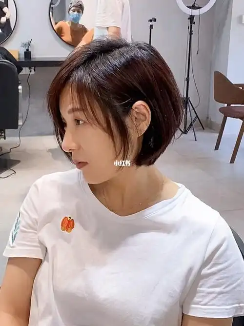 高级感柔美短发剪完自然吹干效果