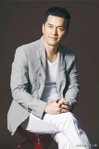 20世纪70年代tvb艺员训练班出道,他是一位很有亲和力的演员,拥有不老
