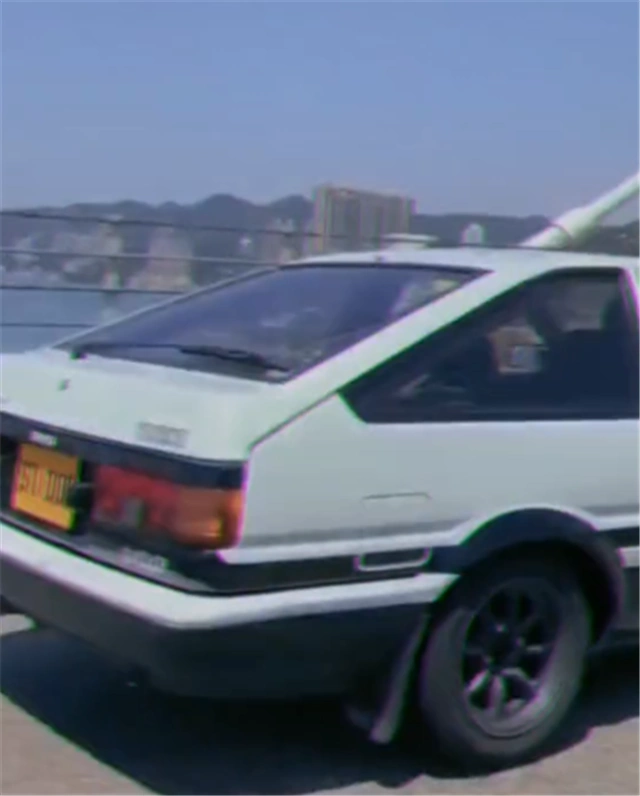 合法上路的ae86侧面贴藤原豆腐坊车身挂牌实属罕见