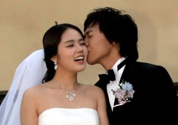 妞快报:结婚9年终于有了…最美素颜女神韩佳人怀