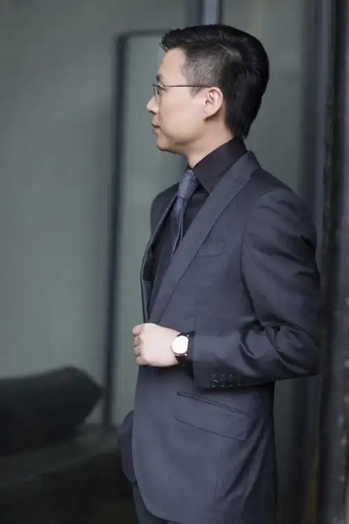 成年人,中年人,一个人,商务人士,商务男性,竖图,白天,侧面,衬衫,西装