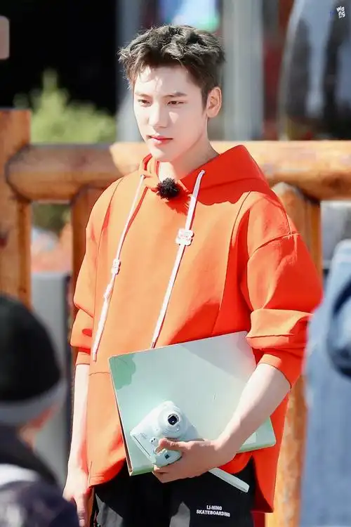 王子异[超话]#97#王子异极限挑战宝藏行#又可爱又觉得太阳好晒77