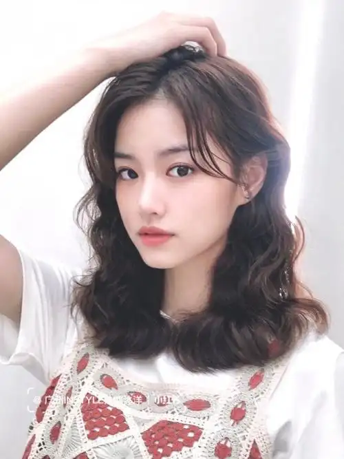 圆脸女生烫法式卷发太减龄啦超显脸小! - 女生卷发 - 发型社