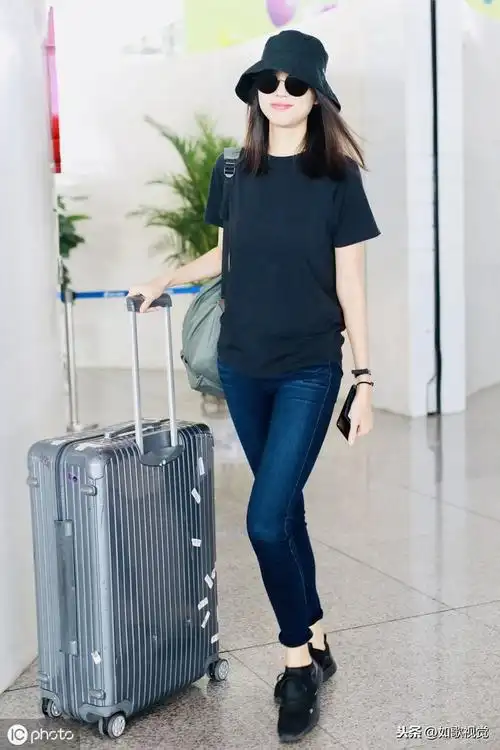 张梓琳现身机场,举止婀娜气场强大,千言万语也难以描绘她的美