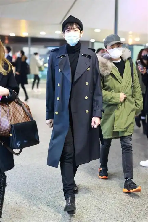181身高的张若昀黑色打扮现身机场果然高个子更适合长款风衣