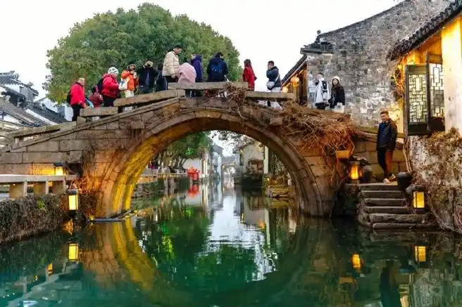 周庄始建于北宋元祐元年(1086年),是江南六大古镇之一,自古就是