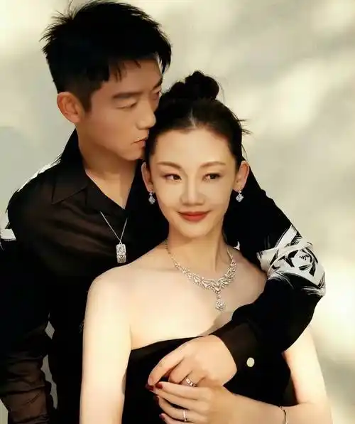 郑恺苗苗抵达上海机场, 一家三口罕见同框,令人羡慕!