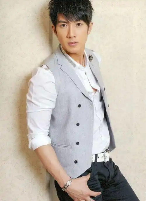 以组合"飞轮海"出道的吴尊当年可是团队的颜值担当啊,以前的飞轮海是