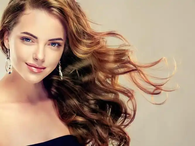 头发的美女图片-漂亮年轻女子长着棕色长发素材-高清图片-摄影照片-寻