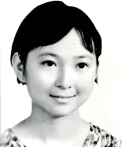 台湾老艺人方芳多张童年照曝光看到她母亲才知家教的重要性