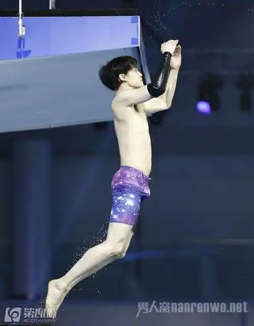 但明星们跳水姿势有多优美并不重要,明星 泳装让观众们浮想联翩.