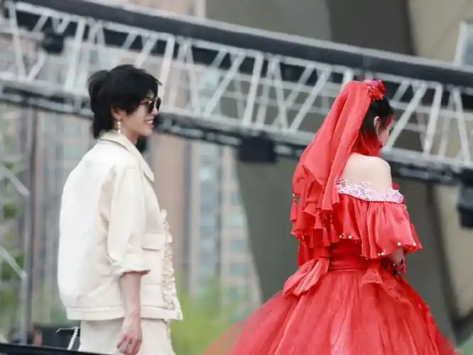 华晨宇 红色婚纱#今天有两个喜事,一个是华晨宇和歌迷在演唱会上结婚