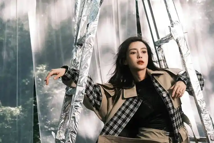 angelababy林间意境封面大片,黑纱裙湿发造型魅惑勾人,又酷又飒_时尚