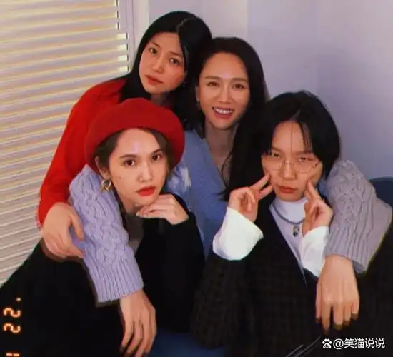 杨丞琳晒合照庆圣诞:与陈乔恩陈妍希周笔畅开心比耶,氛围好欢乐