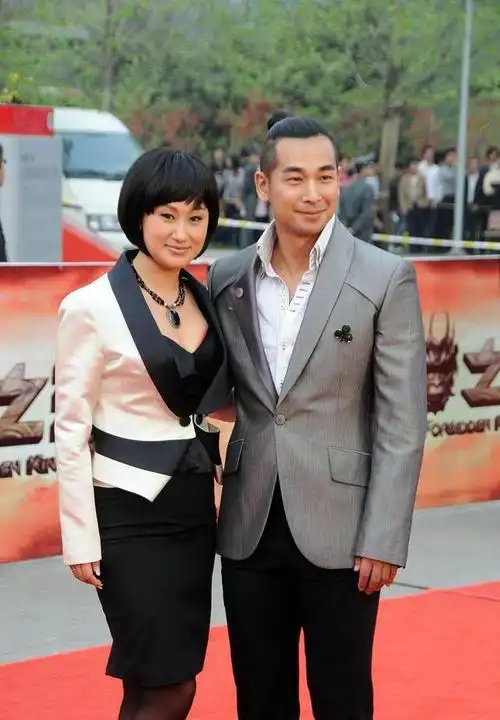 赵文卓晒结婚17周年视频被嘲,妻子发文护夫:记录美好,感恩相伴|那英