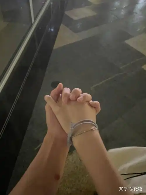 有没有情侣牵手的图片只拍了手的那种