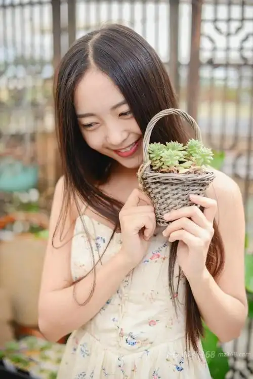 花房碎花裙姑娘笑容甜美唯美写真