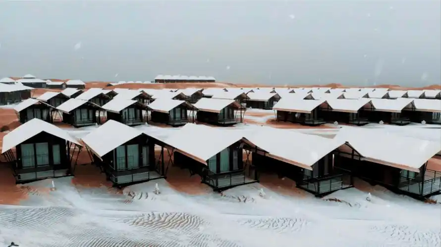 腾格里沙漠覆盖上斑驳的白色这个月下了一场漫天白雪宁