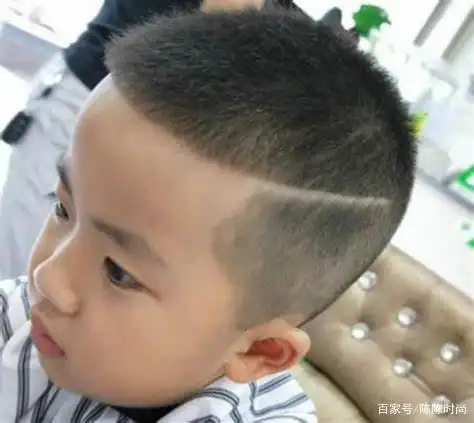 的脸型,也就是我们常说的瓜子脸,因为圆寸这种发型本身线条就比较流畅