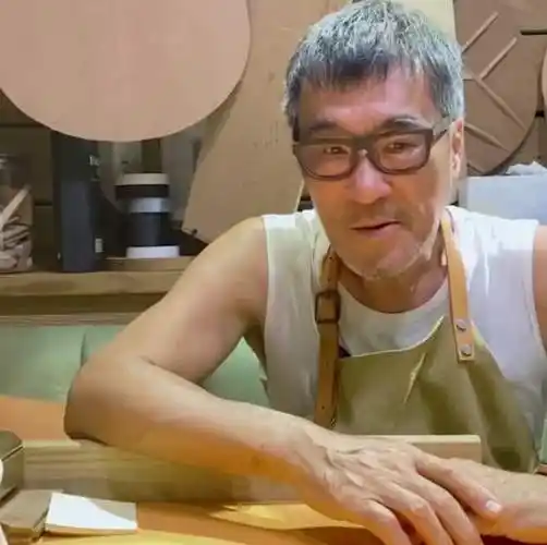 久违63岁的李宗盛近况曝光头发花白显老态看起来像吉他工匠