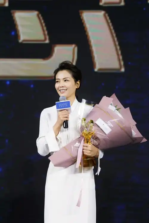 刘涛获年度慈善榜样明星      近日,中国慈善榜颁奖典礼,刘涛翼身