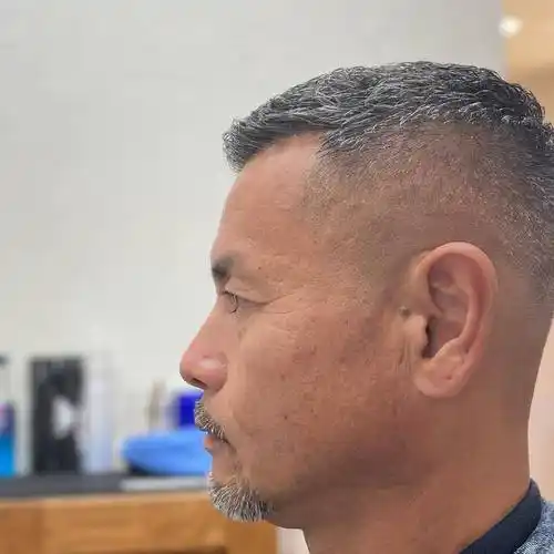 两侧铲短发型真帅气,不论胖瘦都适合,白发大叔剪完大不一样_男士_时尚