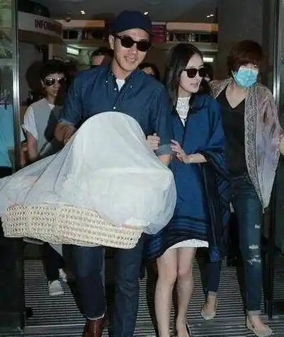 杨幂适可而止吧!你与冯绍峰早已天壤之别,多花心思陪陪女儿吧!