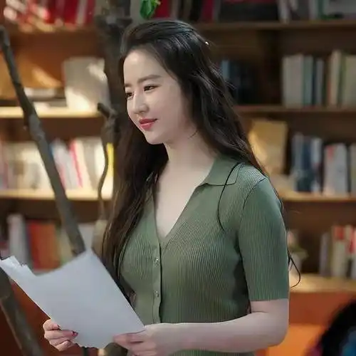 在拍这部剧的时候,刘亦菲已经35岁,这个年龄段,已马上进入中年,按照常