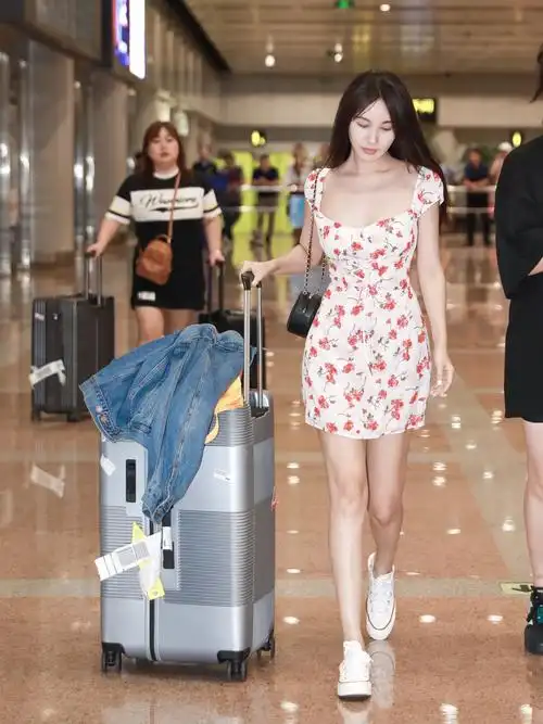 李菲儿素颜亮相机场只搭配一件碎花裙居然这么性感