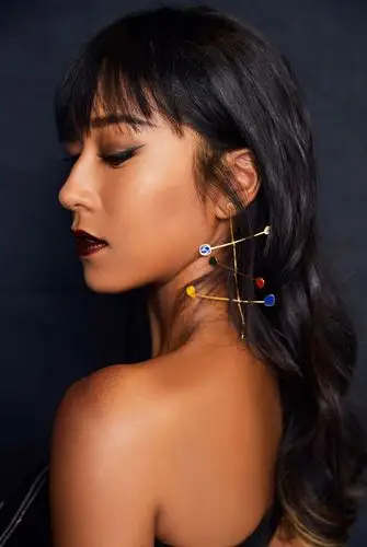 吉克隽逸特有的巧克力色皮肤.