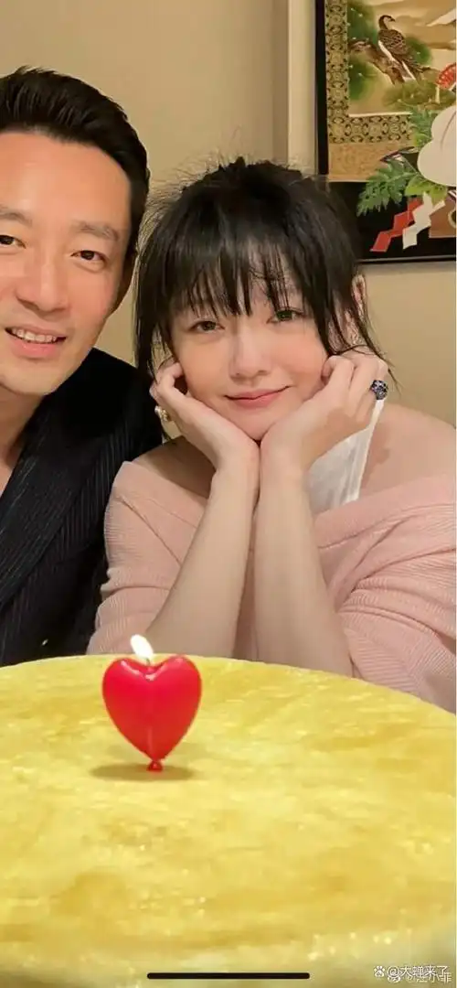 大s微博上曾经的画风也是各种秀恩爱▲大s微博晒她和汪小菲注视她的孕